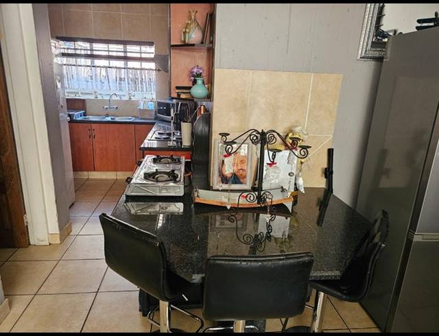 2 BEDROOM TOWNHOUSE FOR SALE IN VANDERBIJLPARK SE 2